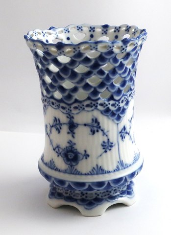 Königliches Kopenhagen. Musselmalet, Vollspitze. Vase. Modell 1016. Höhe 11 cm. 
(1 Wahl)