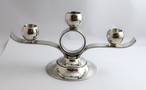 C. F. Heise. Sterling (925). 3-armiger Kerzenleuchter. Höhe 12,5 cm. Länge 25 
cm. Hergestellt 1938.