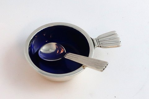 Georg Jensen. Bernadotte, saltkar med blå emalje, samt saltske. Sterling (925).