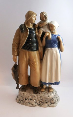 Bing & Grøndahl. Porcelænsfigur. Fisker familie. Model 2025. Højde 31 cm. (1 
sortering). Lille medfødt fejl på fiskenet.