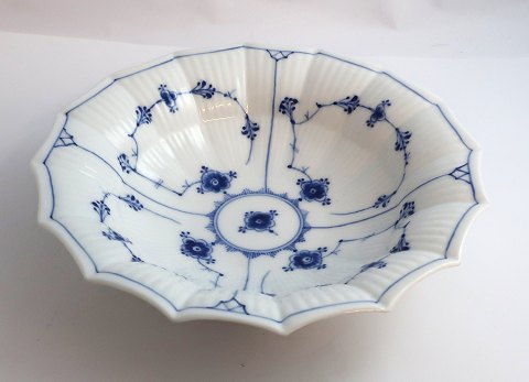 Royal Copenhagen. Blue Fluted, plain. Pickle dish. Model 142. Diameter 21 cm. (1 
quality). Produced before 1923.