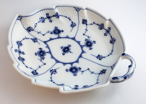 Royal Copenhagen. Musselmalet, riflet. Blad asiet. Model 145. Længde  26,5 cm. 
(1 sortering). Produceret før 1923.
