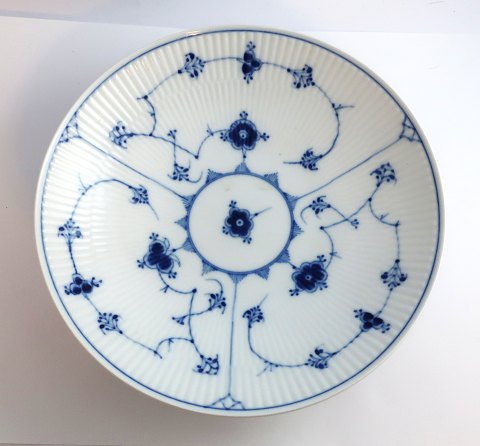 Bing & Grøndahl. Blåmalet, riflet. Rund skål. Model 206. Diameter 24 cm. Højde 7 
cm. (1 sortering)