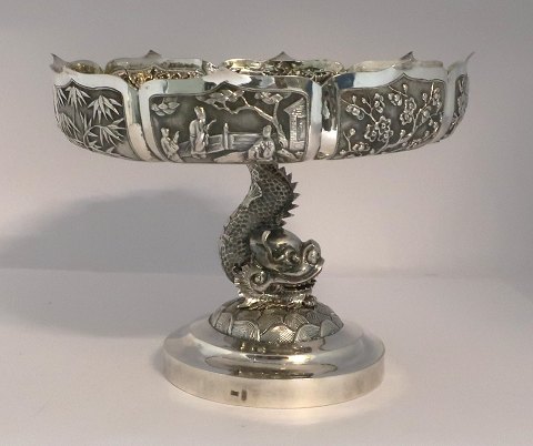 China. Silberne Schale auf Fuß (925). Höhe 15 cm. Durchmesser der Schale 19,5 
cm. Die Schale hat eine Gravur.