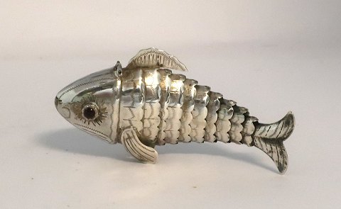 Fritz Sophus Albertus. Nyere sølv hovedvandsæg i form af fisk. Længde 9 cm