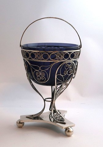 Frederik Mortz Klose, København. Sølv kandisskål i filigran med blå glasindsats. 
Højde 15,5 cm. Produceret 1814. Glas har en mindre skade. (Se foto)