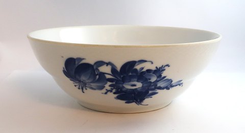 Royal Copenhagen. Blå blomst, flettet. Skål. Model 8065. Diameter 23 cm. Højde 9 
cm. (1 sortering)
