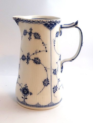 Royal Copenhagen. Musselmalet, halvblonde. Mælkekande. Model 697. Højde 18,2 cm. 
(2 sortering). Produceret før 1923