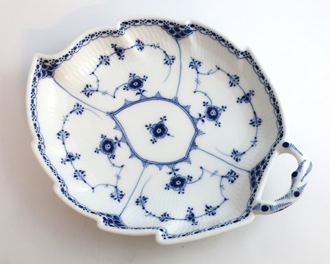 Royal Copenhagen. Musselmalet Halvblonde. Blad asiet. Model 549. Længde  26,5 
cm. (1 sortering). Produceret før 1923.