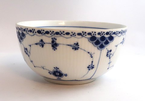 Königliches Kopenhagen. Musselmalet Halbspitze. Kleine Schale. Modell 593. 
Durchmesser 14,5 cm. Höhe 7 cm. (2 Wahl). Hergestellt vor 1923