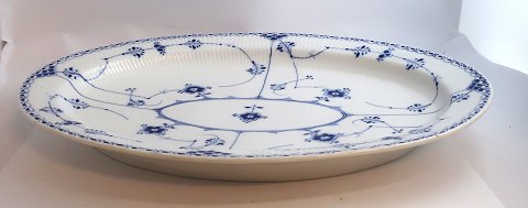 Royal Copenhagen. Musselmalet Halvblonde. Ovalt serveringsfad. Model 535. Længde 
47,5 cm. Bredde 36 cm. (1 sortering). Produceret før 1923