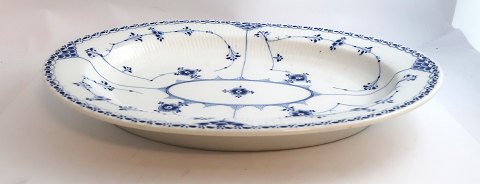 Royal Copenhagen. Musselmalet Halvblonde. Ovalt fad. Model 533. Længde 37 cm. 
Bredde 29 cm. (2 sortering). Produceret før 1923