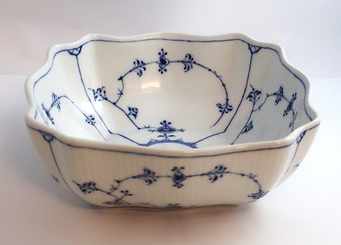 Königliches Kopenhagen. Musselmalet, Gerippt. Große Schale. Modell 193. Breite 
23 cm. (1 Wahl).
