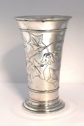 K. Tømmerup, København (K.T.). Sølv vase med blomster motiv (830). Højde 18,5 
cm. Produceret 1906.