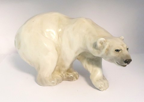 Royal Copenhagen. Porzellanfigur. Stehender Eisbär. Modell 1137. Länge 27 cm. (2 
Wahl)