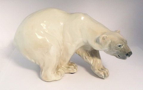 Royal Copenhagen. Porzellanfigur. Stehender Eisbär. Modell 1137. Länge 27 cm. (1 
Wahl)