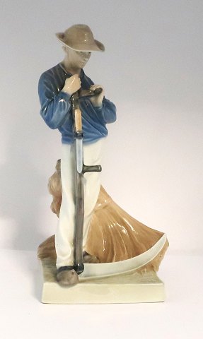 Royal Copenhagen. Høstarbejder med le. Model no. 685. Højde 25 cm. (1 sortering)