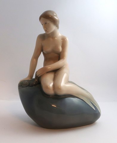 Royal Copenhagen. Porcelænsfigur. Den lille havfrue. Model 150 (4431). Højde 22 
cm. (1 sortering)
