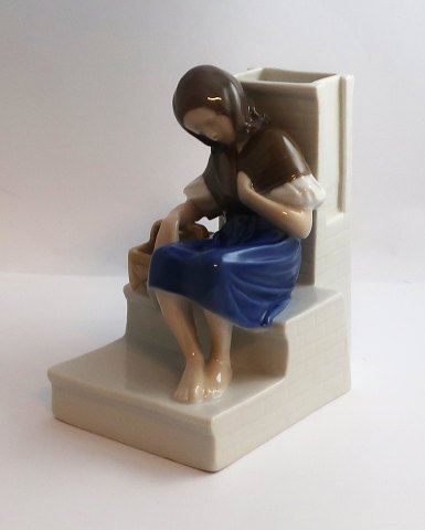 Bing & Gröndahl. Porzellanfigur. Das kleine Mädchen mit den Streichhölzern. 
Modell 1655. Höhe 14 cm. (1 Wahl).