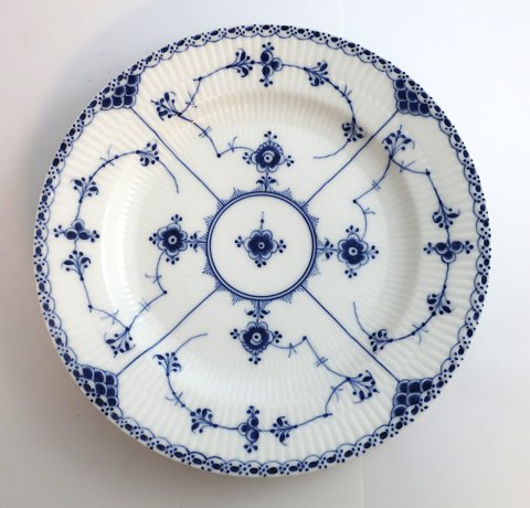 Royal Copenhagen. Musselmalet, halvblonde. Middagstallerken. Model 571. Diameter 
25 cm.  (1 sortering)