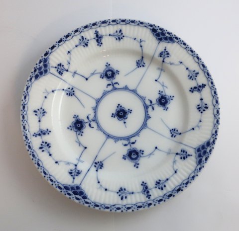 Royal Copenhagen. Musselmalet, halvblonde. Tallerken. Model 573. Diameter 19 cm. 
 (3 sortering)