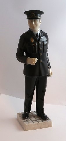 Bing & Gröndahl. Porzellanfigur. Polizist. Modell 2436. Höhe 31,5 cm. (1 Wahl).