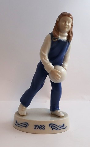 Bing & Grøndahl. Porcelænsfigur. Pige med bold. Årsfigur 1982. Højde 22 cm. (1 
sortering)