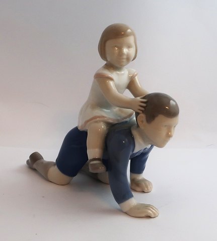 Bing & Grøndahl. Porcelænsfigur. Bror og søster. Højde 15,5 cm. (1 sortering)