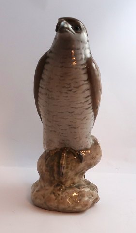 Bing & Grøndahl. Porcelænsfigur. Spurvehøg. Model 1892. Højde 28,5 cm. (2 
sortering)