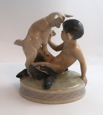 Königliches Kopenhagen. Porzellanfigur. Faun mit Ziege. Modell 498. Höhe 12 cm. 
(3 Wahl)