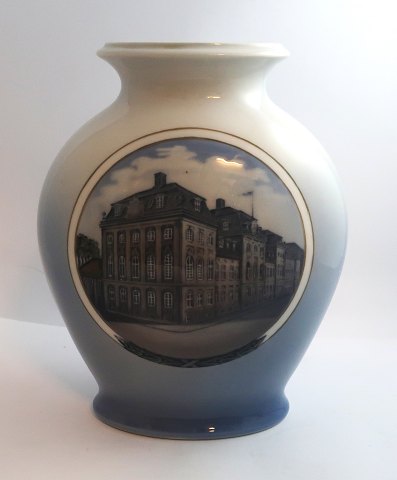 Royal Copenhagen. Porcelæns vase. Model 4633. Højde 22,5 cm. (3 sortering)