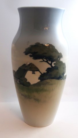 Royal Copenhagen. Porzellanvase mit Bauernhaus. Modell 2600/137. Höhe 32 cm. (1 
Wahl)