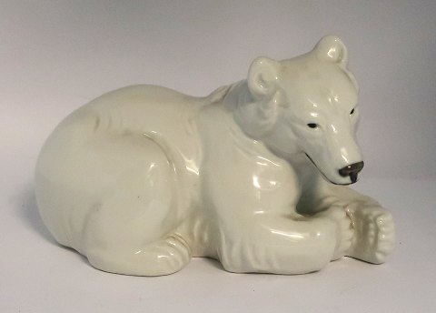 Royal Copenhagen. Porzellanfigur. Liegender Eisbär. Modell 238 (21520). Länge 22 
cm. (2 Wahl)