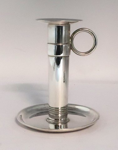 Hans Hansen. Kammerleuchter. Sterling (925). Entwurf: Karl Gustav Hansen. Modell 
303. Höhe 11 cm. Hergestellt 1947