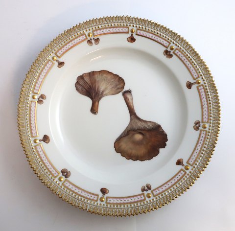 Royal Copenhagen, Flora Danica. Svampe tallerken. Design #3549. Diameter 25 cm. 
(1 sortering). Agaricus membranaceus Wahl