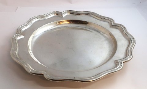 Bagge Thomsen Hiort (B T H). Regence. 2 store runde sølvfade (830). Diameter 31 
cm. Sølvstempel fra 1737 og tretårn stempel fra 1742.