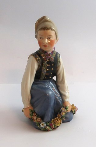 Royal Copenhagen. Amagerdreng. Design af Carl Martin-Hansen. Model 12414. (1 
sortering)