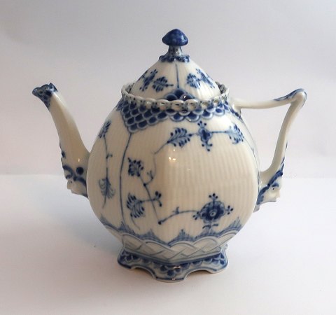 Royal Copenhagen. Musselmalet, Helblonde. Tekande. Model 1117. Højde 16 cm. (1 
sortering).