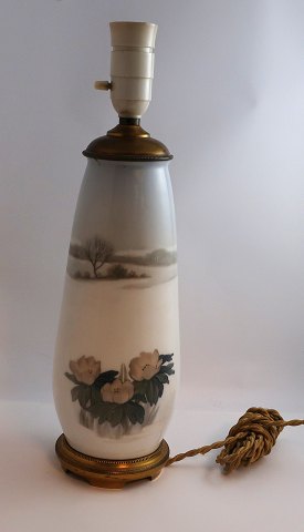 Royal Copenhagen. Lampe med bronze montering. Model 1274 / 184. Højde 40 cm. (1 
sortering)