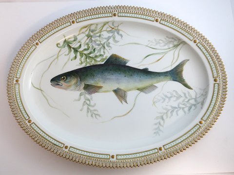 Royal Copenhagen. Fauna Danica, fisk. Ovalt serveringsfad. Model # 19 - 3520. 
Længde 47 cm. Bredde 36 cm. (2 sortering).