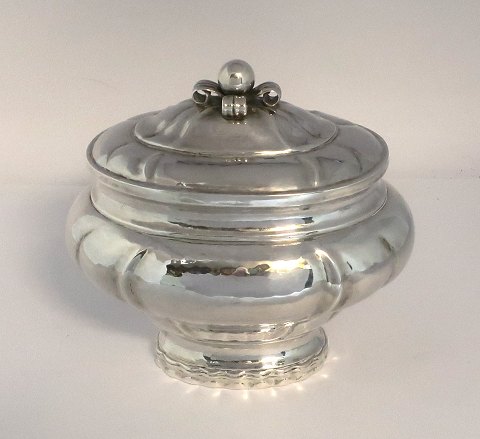 Benny Larsen, kbh (Benny L). Sterling sølv bonbonniere (925). Længde 15 cm. 
Højde 13 cm. Produceret 1947