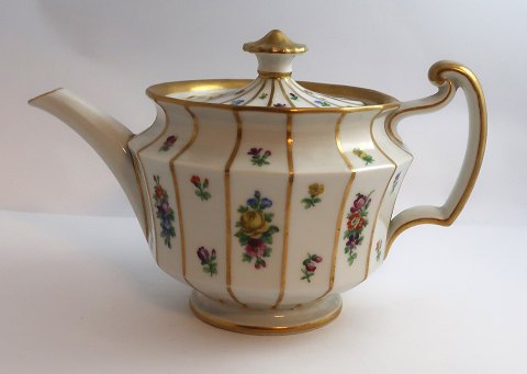 Royal Copenhagen. Henriette. Tekande. Model 444-8503. Højde 13 cm. (1 
sortering).