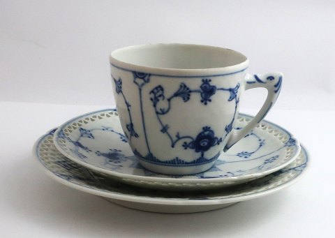 Bing & Grøndahl. Blåmalet. Kaffekop / underkop og kagetallerken med blondekant. 
Model 305.6 + 306.6. Diameter på kagetallerken 15,5 cm. (1 sortering).