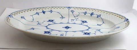 Bing & Grondahl. Blau. Ovale Servierplatte mit durchbrochener Kante. Modell 
315.4. Länge 40 cm. Breite 28,5 cm. (1 Wahl).