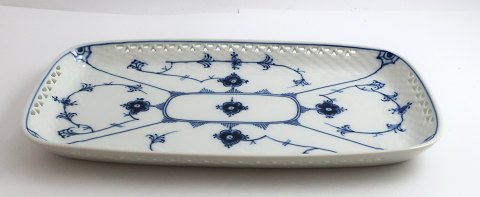 Bing & Grøndahl. Blåmalet. Firkantet serveringsfad med blondekant. Model 364.6 . 
Længde 27 cm. Bedde 15,5 cm. (1 sortering).
