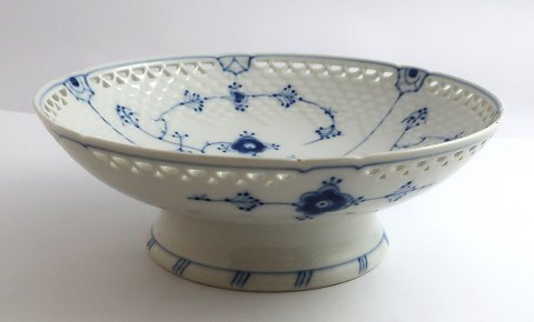 Bing & Grøndahl. Blåmalet. Rund skål på fod med blondekant. Model 428.6 . 
Diameter 20 cm. Højde 7 cm. (1 sortering).