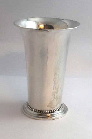 Georg Jensen. Sterling sølvvase hammerslået. Model 107. Højde 13,5 cm. 
Produceret 1925-1932