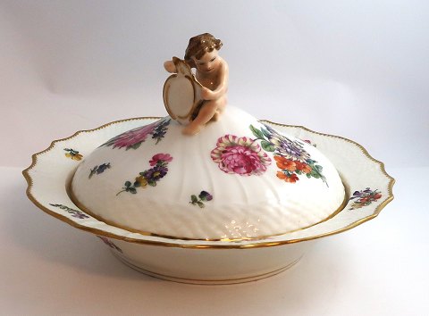 Royal Copenhagen. Saksisk blomst. Rundt lågfad. Højde 17 cm. Diameter 28 cm. 
Produceret før 1890. (1 sortering)