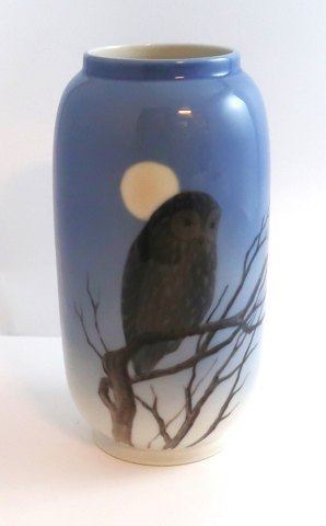 Royal Copenhagen. Vase med ugle motiv. Model 347-107. Højde 21 cm. (1 sortering)
