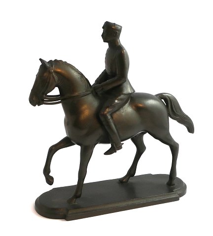 Madsen & T. Baagoe. Galster. Christian X til hest. Højde 17cm.
